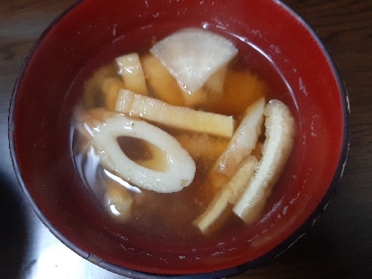 玉ねぎとちくわと油揚げの味噌汁