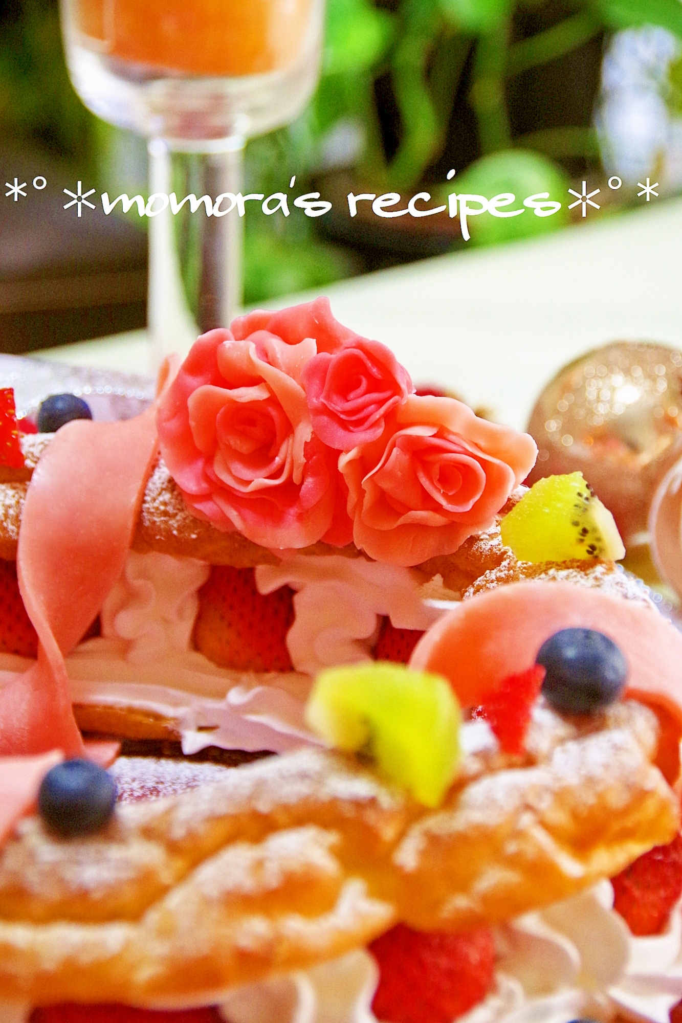 パリブレストにトッピングされたチョコレートのバラ