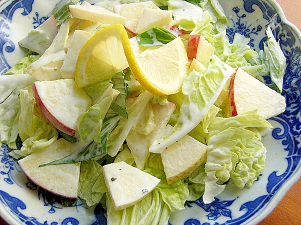 マヨ味❤林檎２種＆白菜の葉でサラダ♪（セロリの葉）