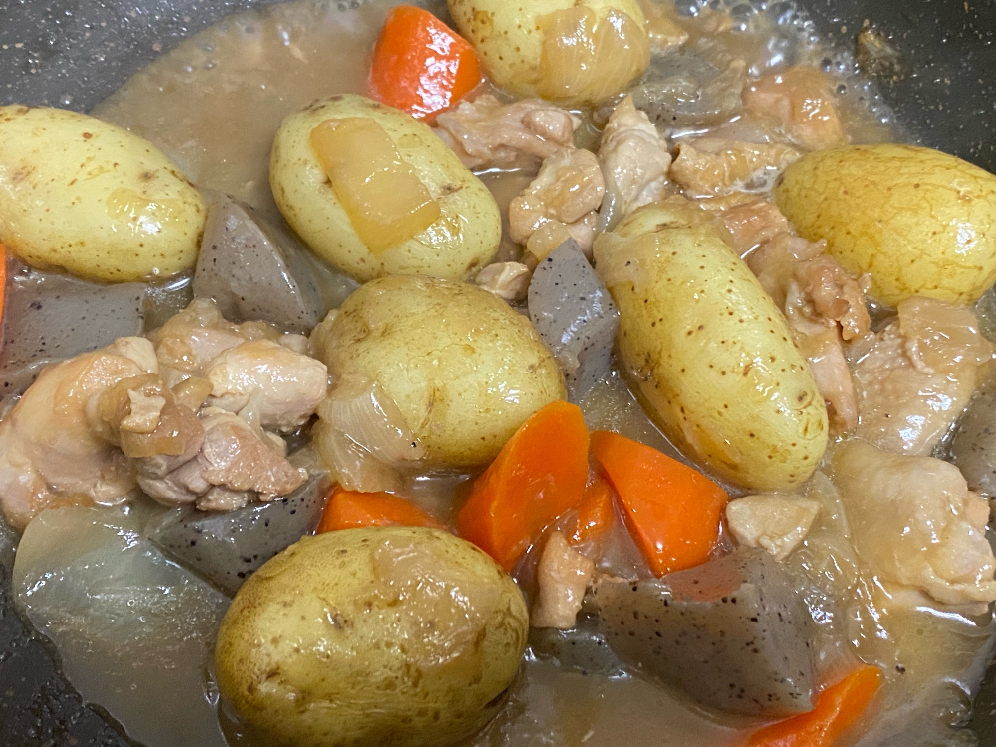 鶏肉とじゃがいもの煮物✨