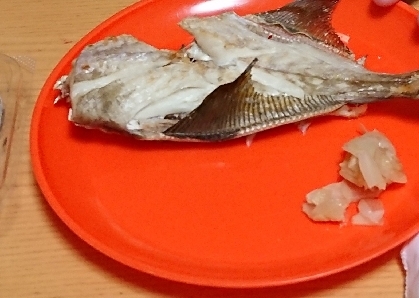 捌き方大変参考になりました。
釣りでカワハギが釣れたので子供の希望で塩焼きにしました。
半身はお刺身で頂きました。
ご馳走様でした。