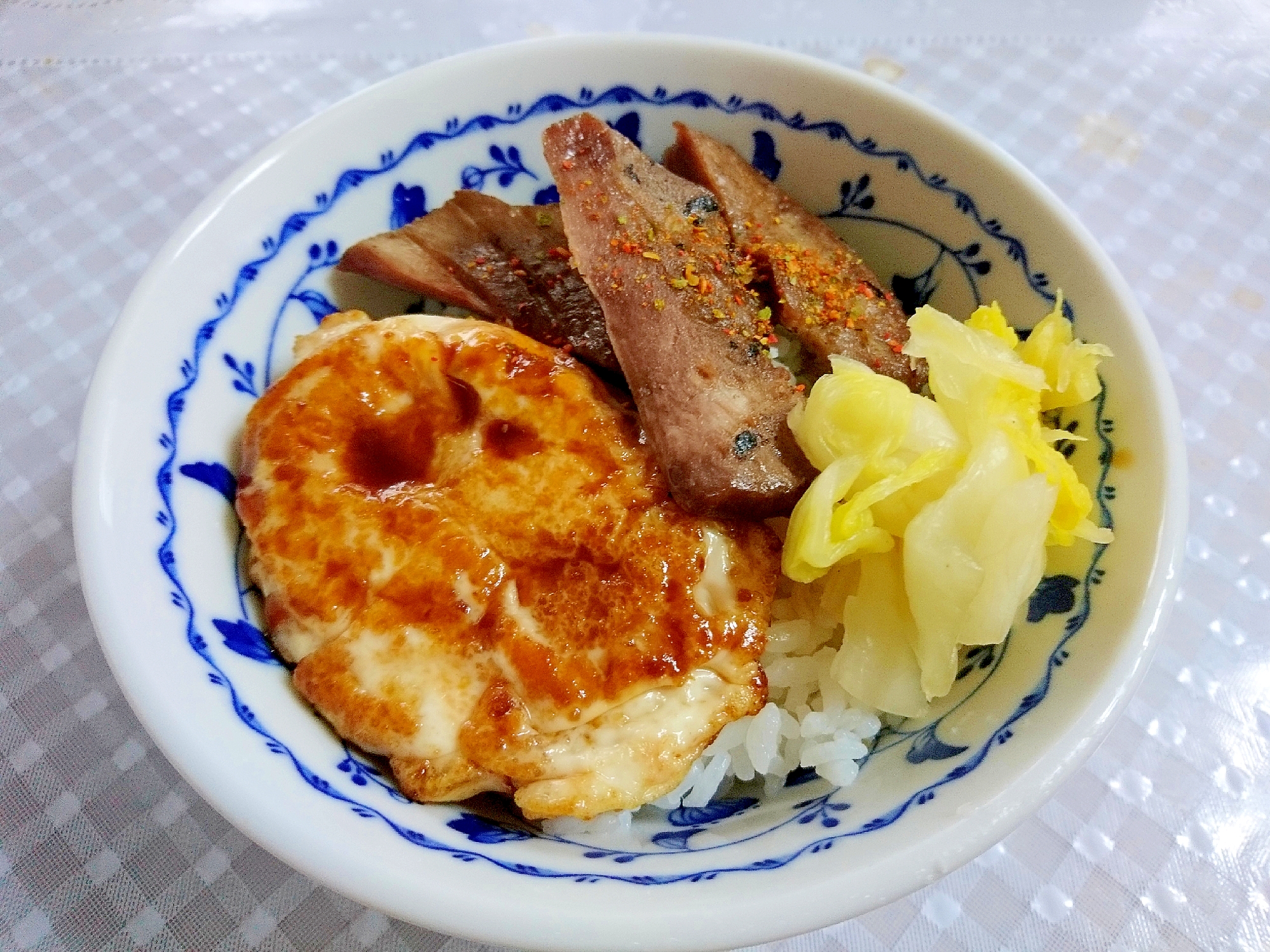 牛タンと揚げ焼き卵丼