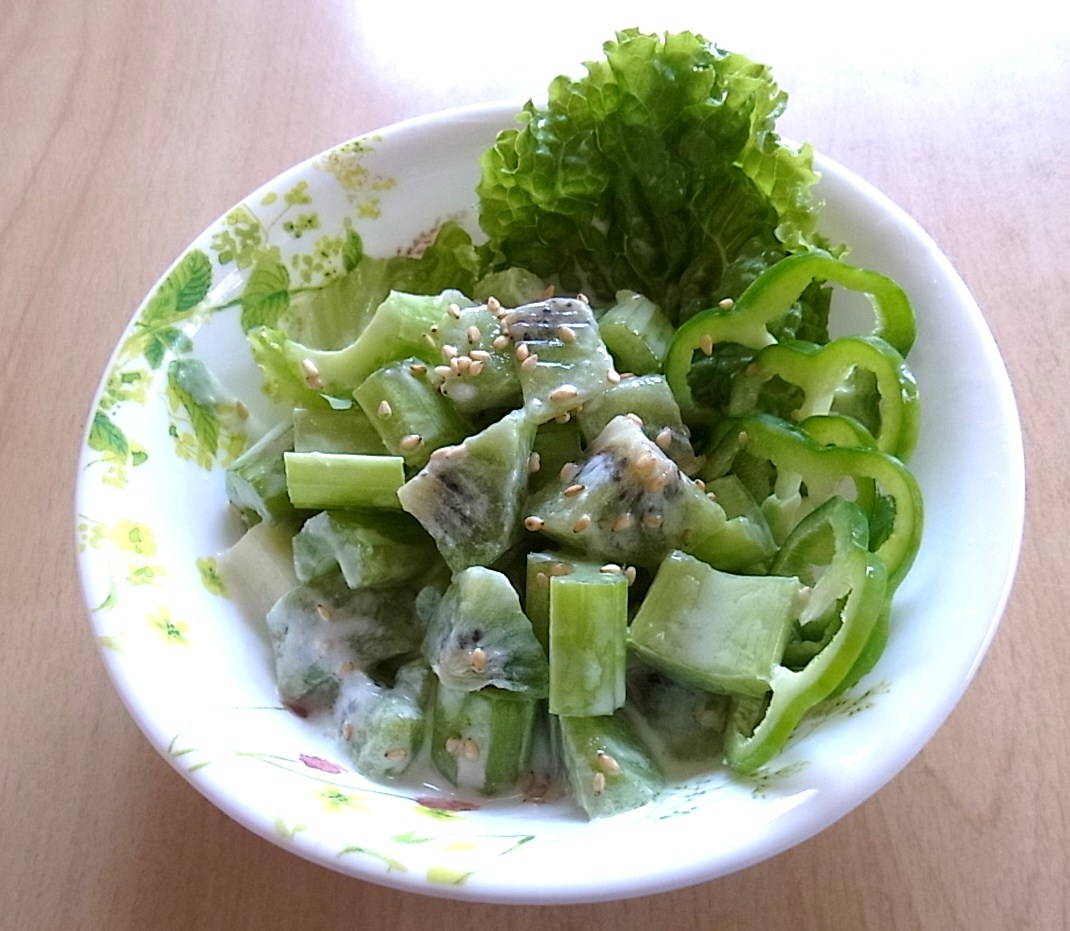 キウイと緑野菜のクリーミーサラダ