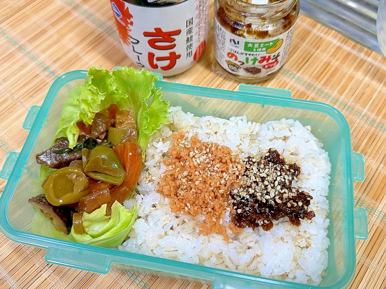 もち麦ごはんに大豆由来のごはんのお供で健康的弁当～