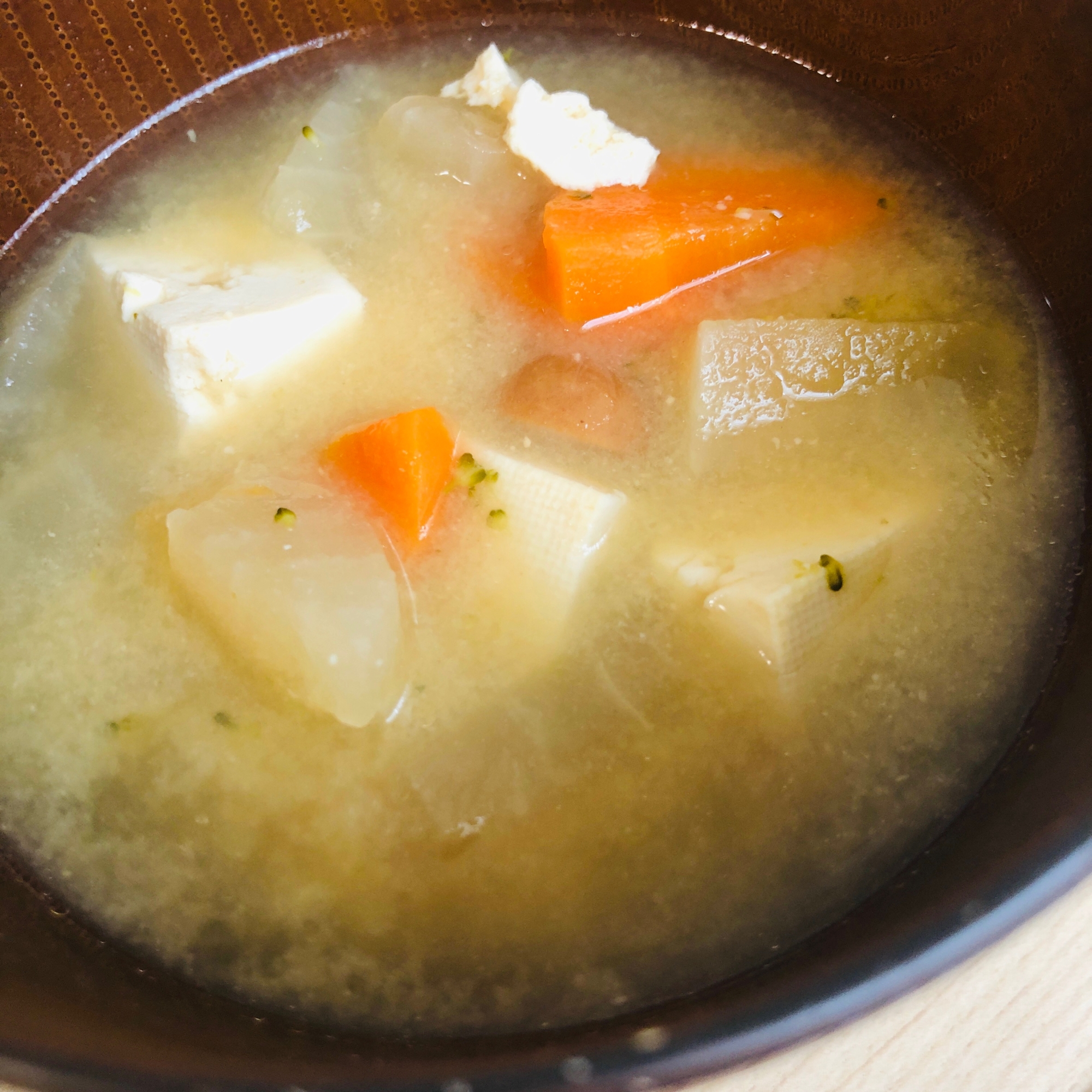 お味噌汁〜木綿豆腐、にんじん、カブ、ブロッコリー〜