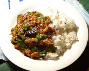 レトルトキーマカレーで簡単　なすピーマンカレー