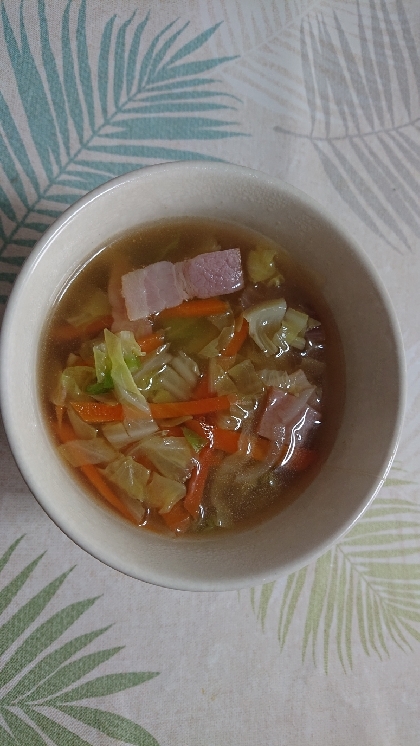 ブイヨンで煮込む野菜スープ