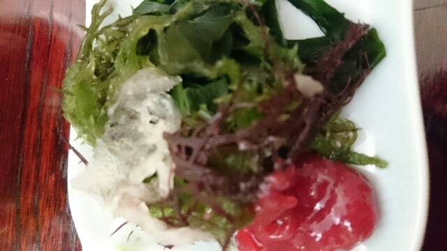 海藻サラダの梅肉添え