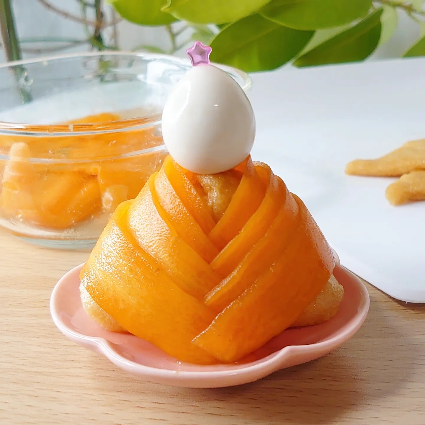 ピンクの花型プレートにのせた十二単いなり寿司