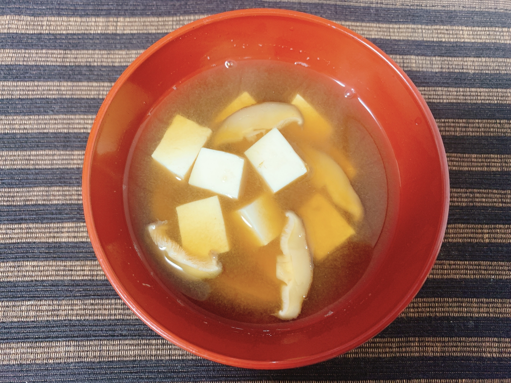 【木綿豆腐と絹ごし豆腐の違い】豆腐と椎茸の味噌汁