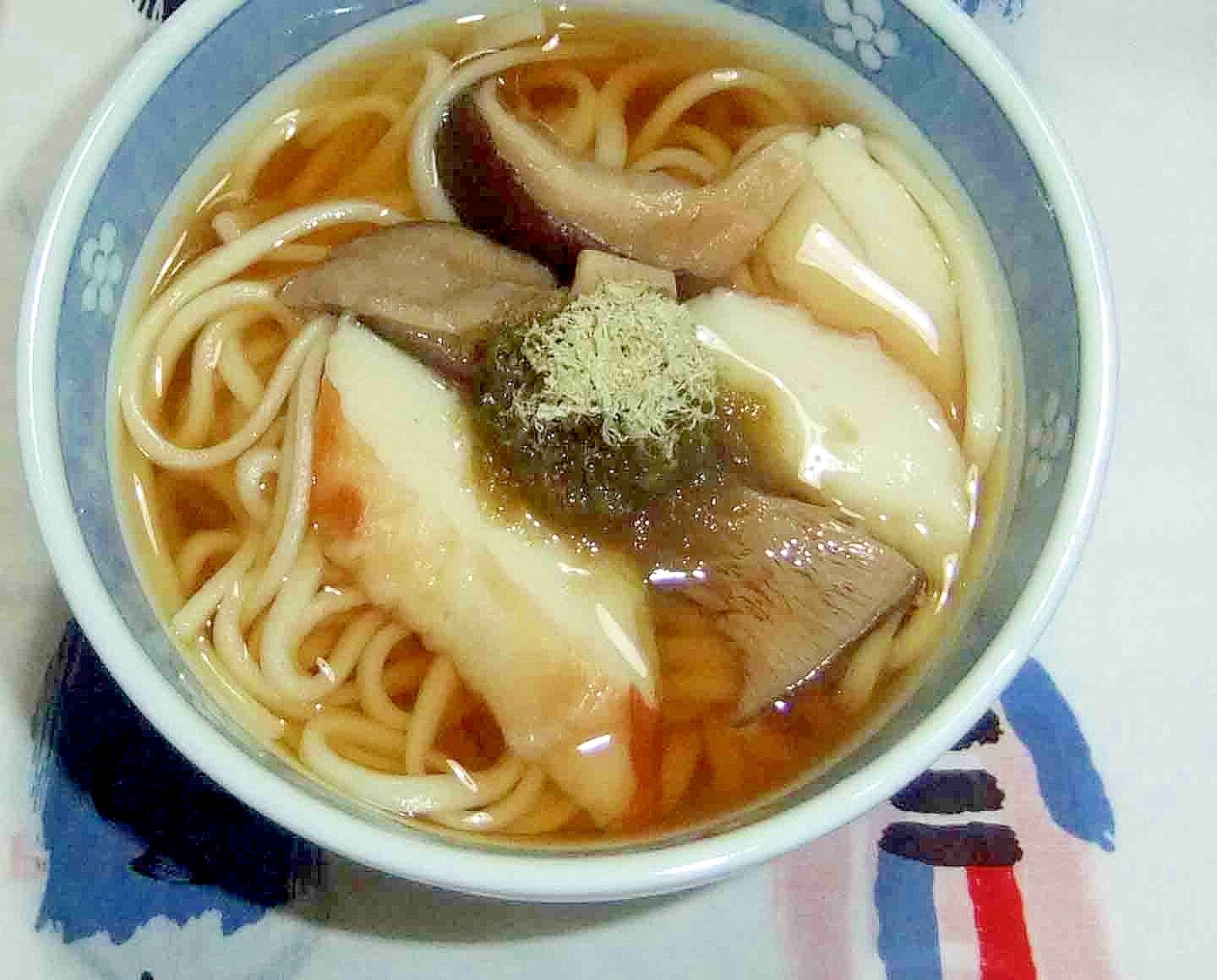 椎茸出汁　笹かまぼことろろ昆布うどん