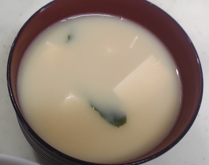 白味噌で作るお豆腐とワカメのお味噌汁