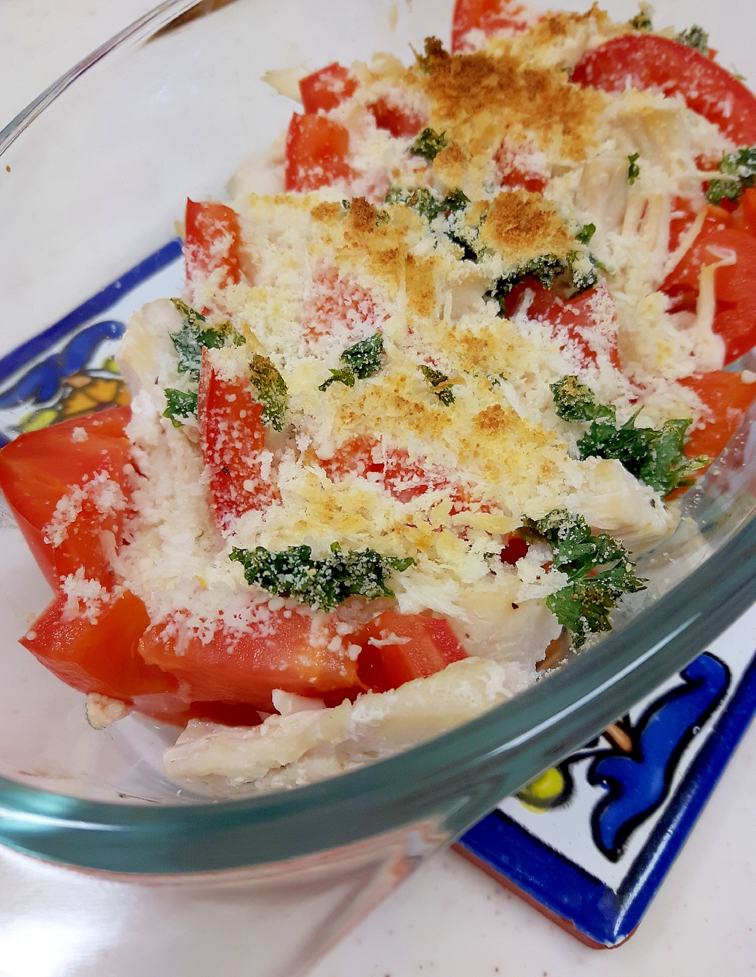 子供が喜ぶ！鶏むね肉とトマトのチーズパン粉焼き♪