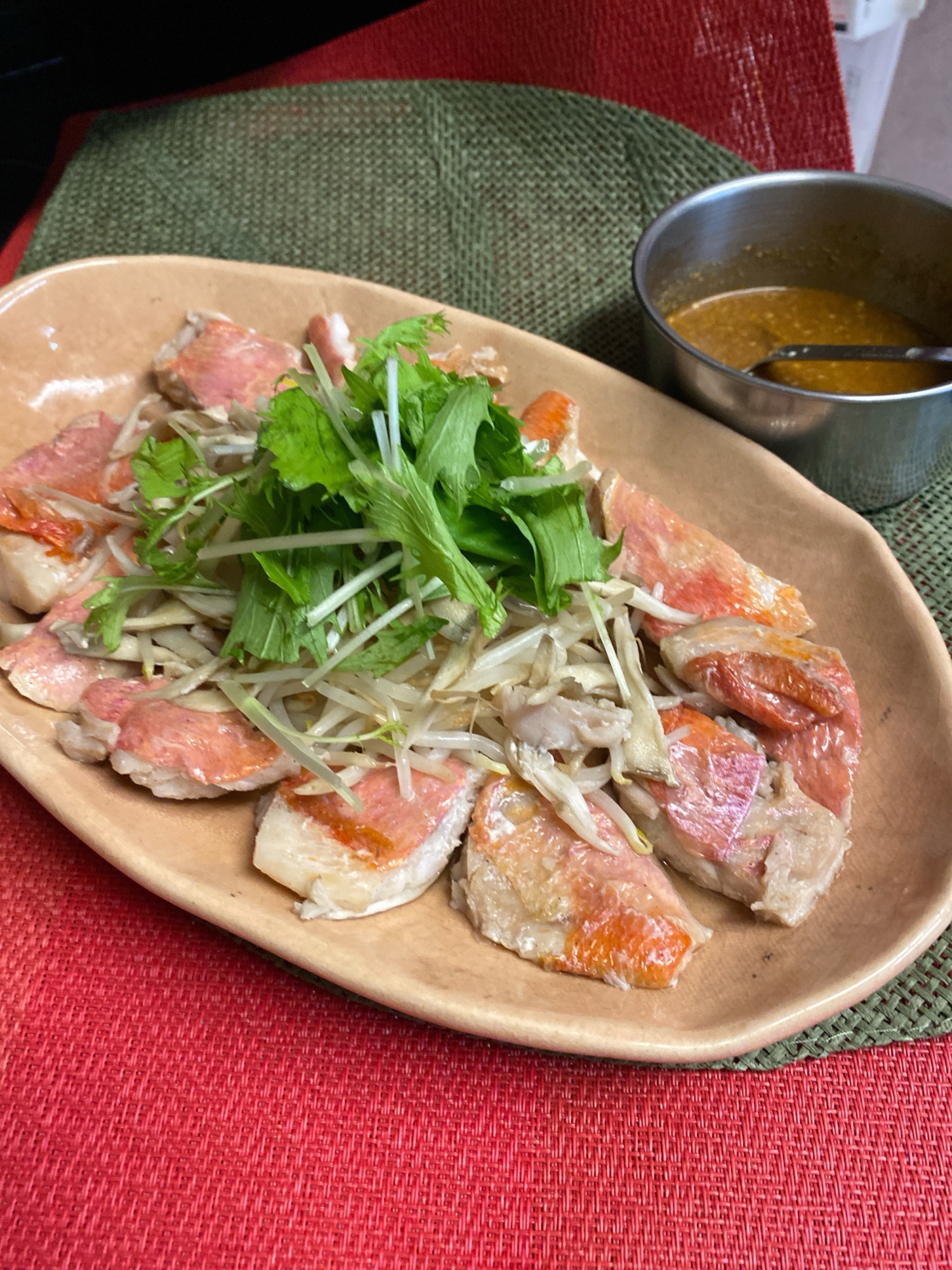 レンジで簡単❣️赤魚ともやしのピリ辛だれ