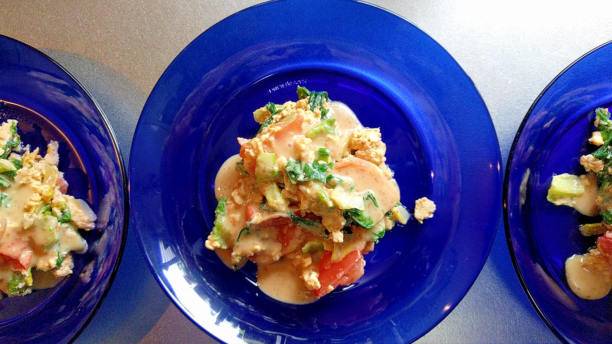 ごまドレッシングで！サラダ菜とトマトの炒り卵