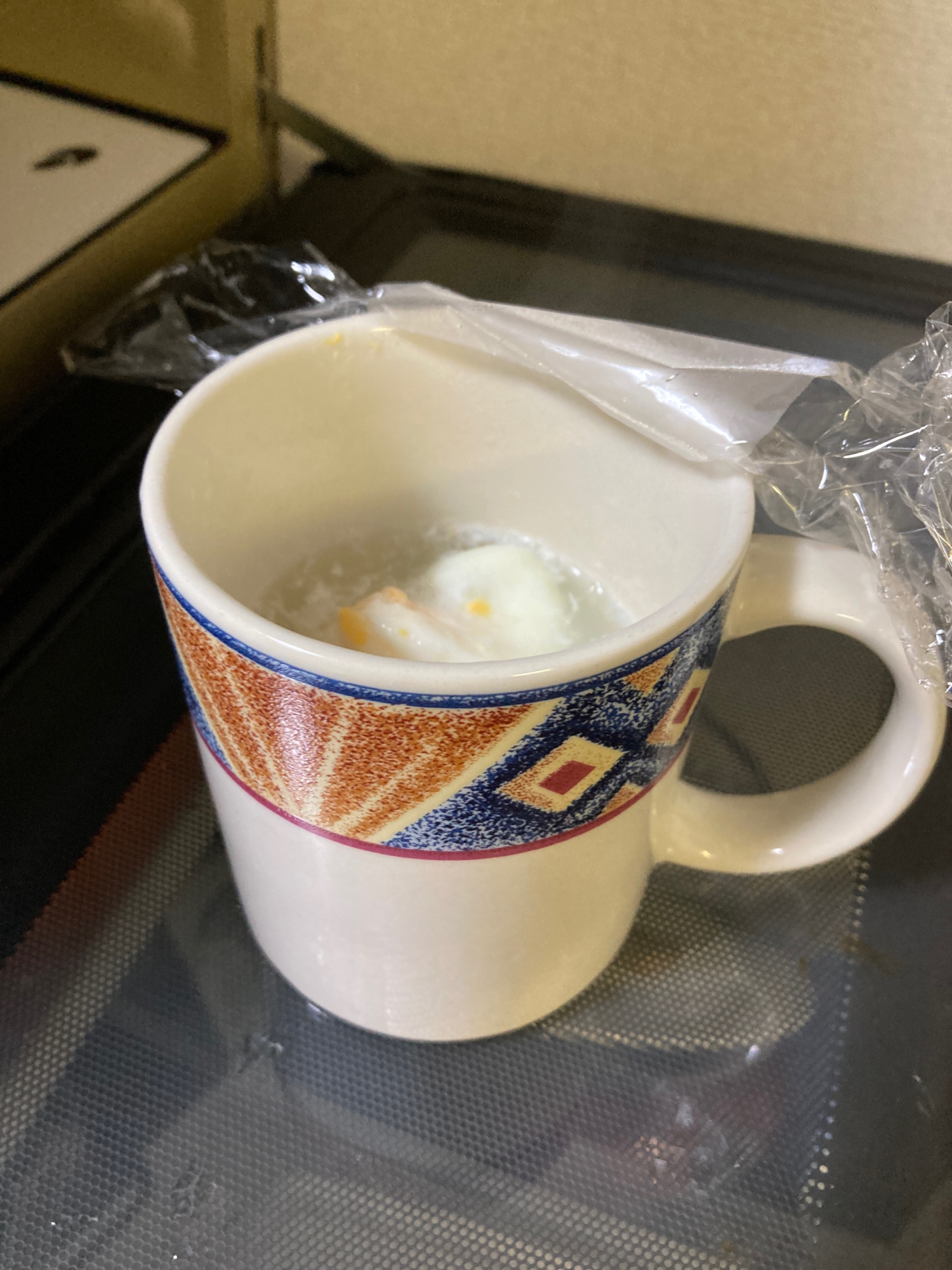 卵が入ったマグカップ