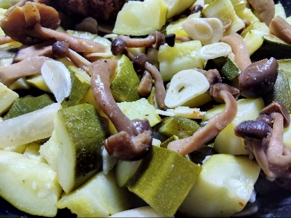 鶏むね肉しっとり♡鶏むねとズッキーニのマヨポン炒め