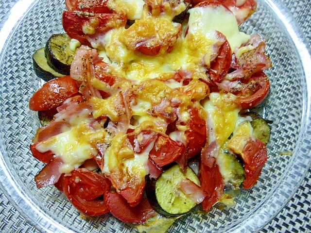 色がきれいな加熱用トマトと茄子のチーズ焼き