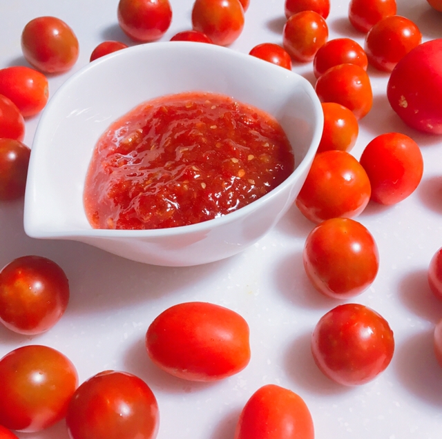 白色の器に入ったミニトマトジャム
