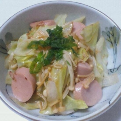 魚肉ソーセージとエノキで。マヨポンの味付けで、炒め物なのに温野菜風の、新鮮な味付けでした♪