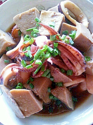 白い丸皿に盛り付けたたけのこ芋といかの煮物