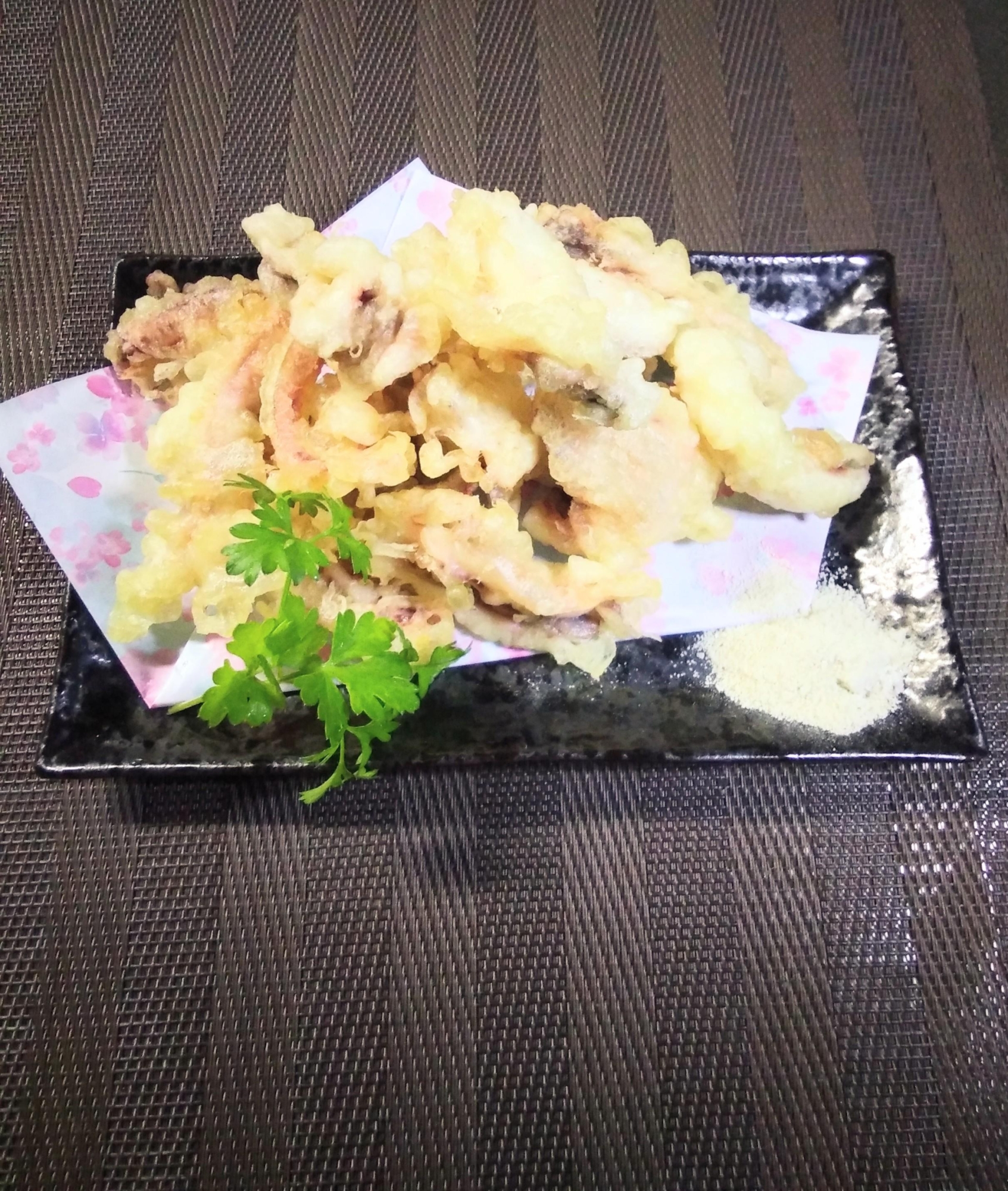 黒い角皿に盛り付けたアオリイカの天ぷら