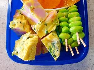 お弁当レシピ　ほうれん草とチーズのミニオムレツ
