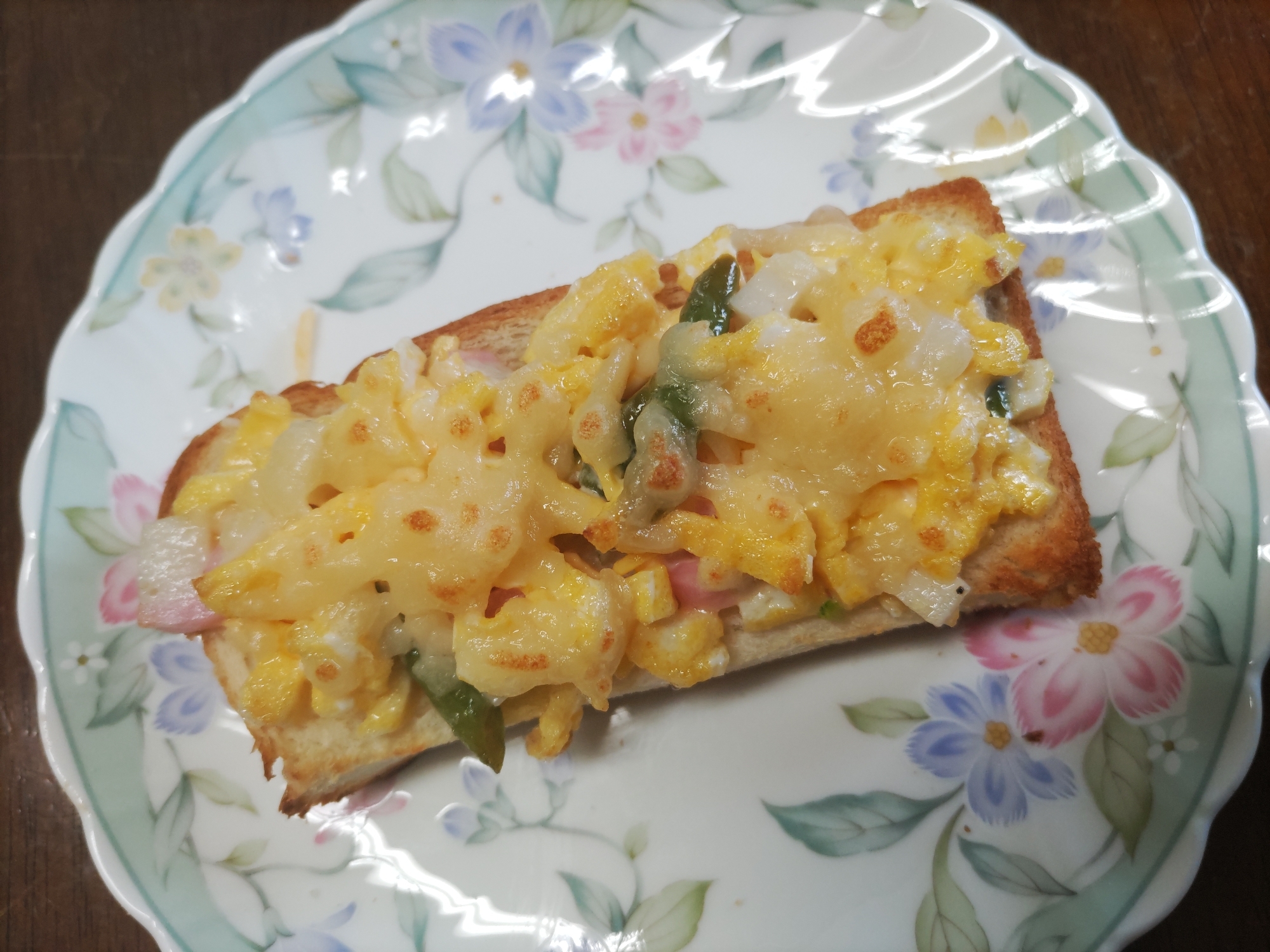 細切り卵とインゲンと蒲鉾のマヨ和えチーズトースト