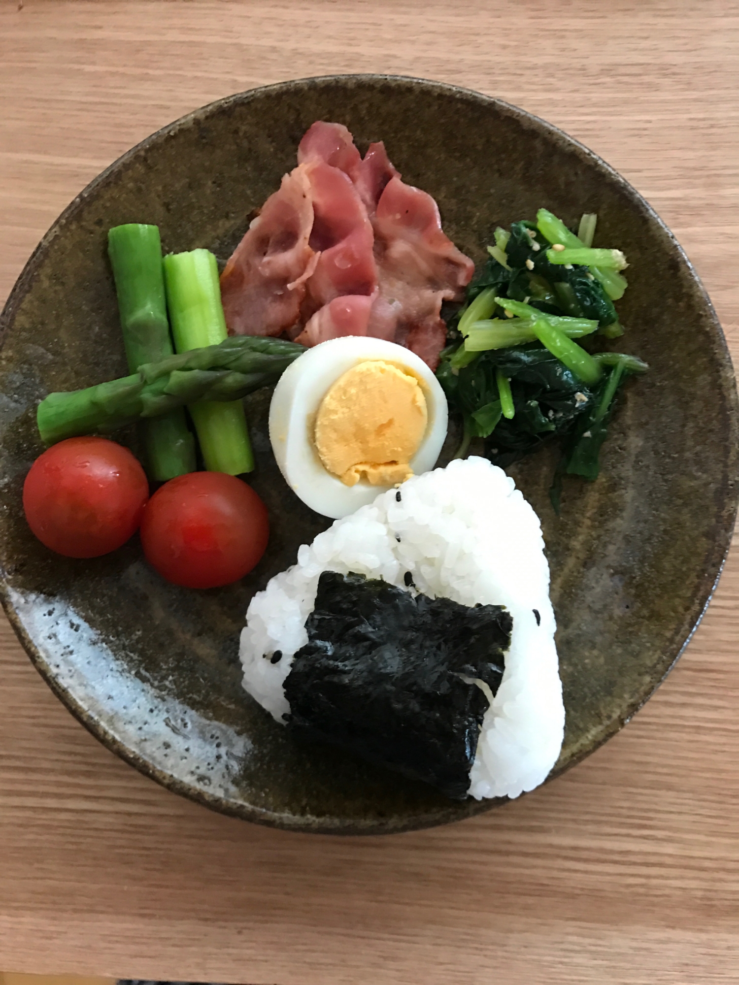 黒ごまおむすびの朝ごはんプレート