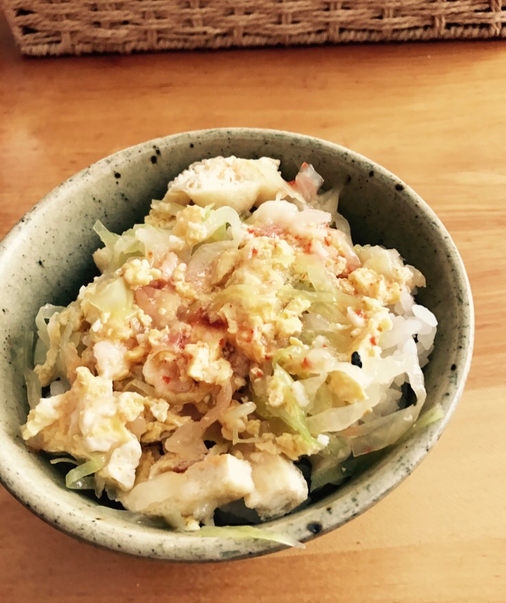 ピリ辛キャベツと京揚げの卵とじ丼