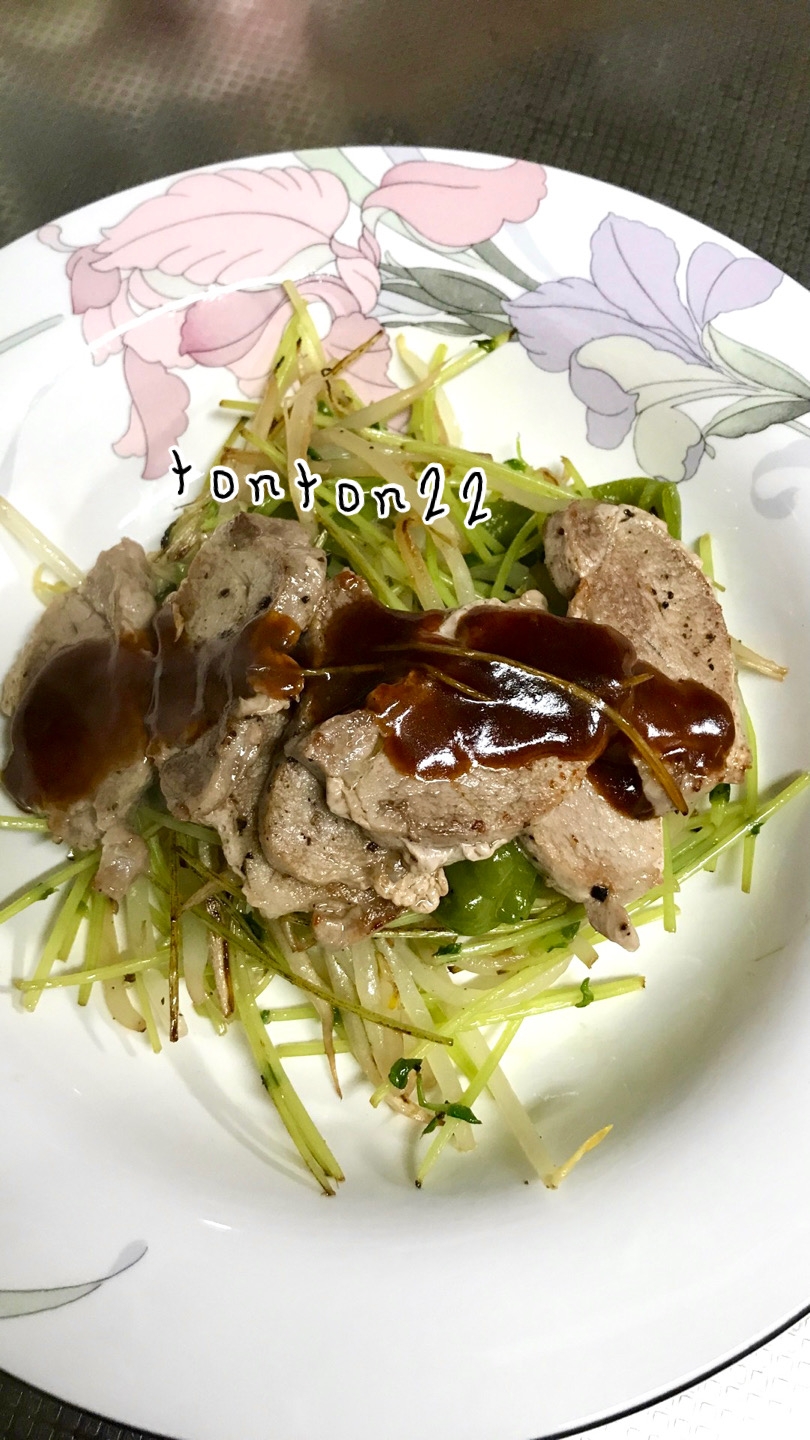 野菜炒めに豚ヒレ焼きをのっけて☆