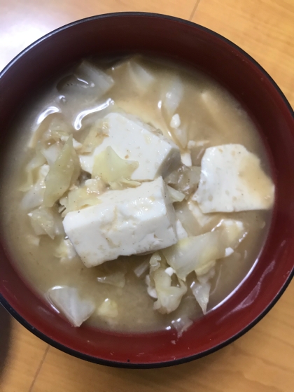 豆腐と椎茸とキャベツの味噌汁