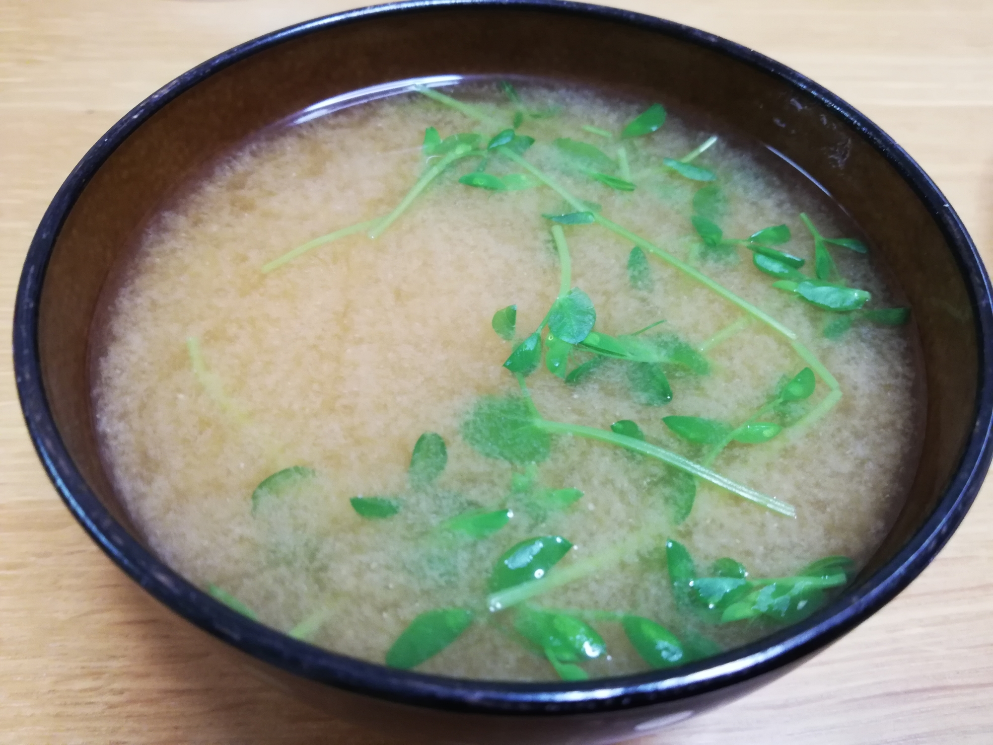 豆苗とワカメの味噌汁