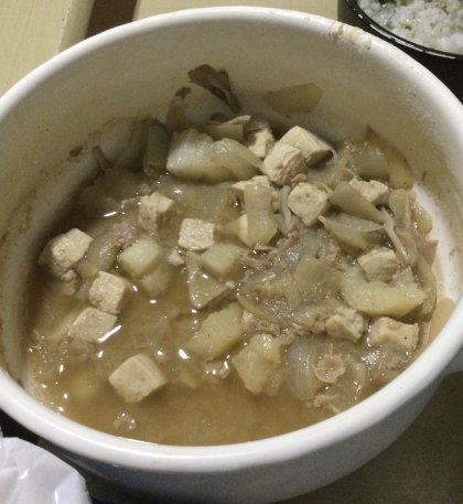 キャベツの茎の千切りとわかめと豆腐のお味噌汁