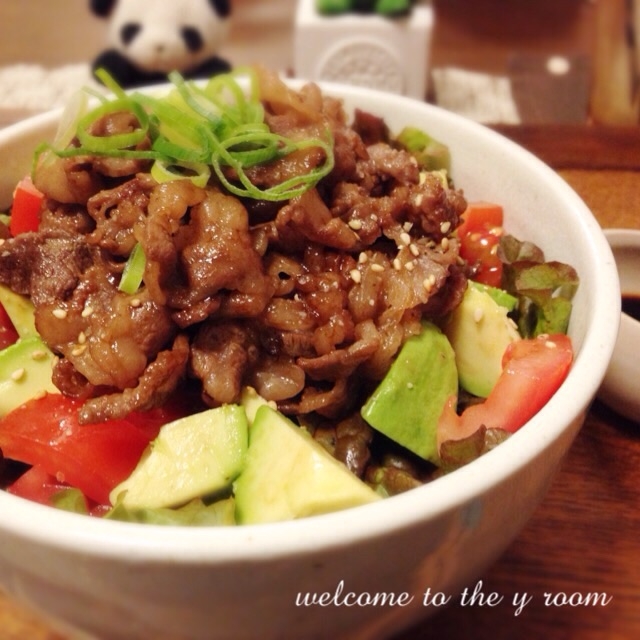 簡単‼︎ 焼き肉アボカド丼♪