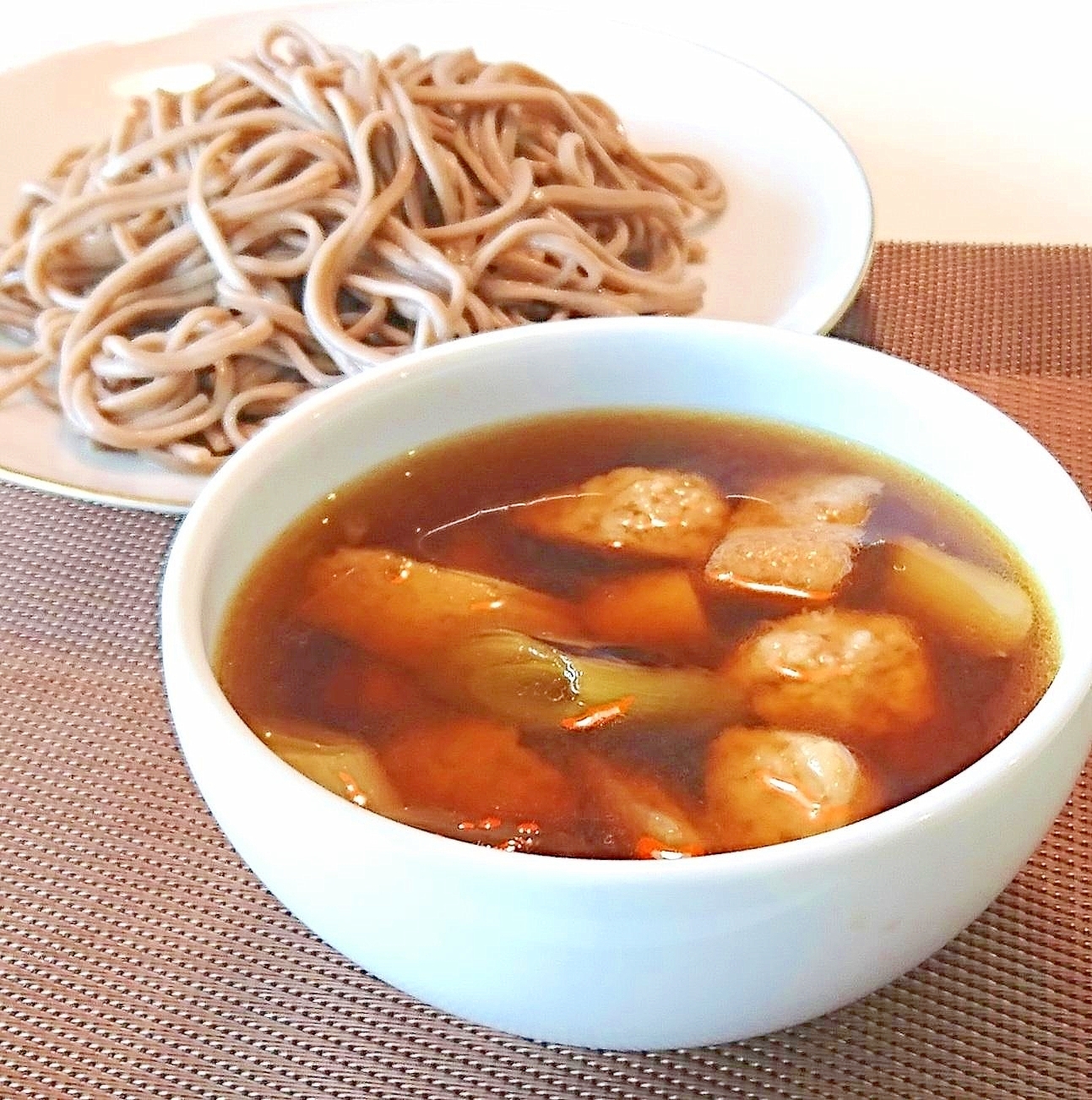 鶏団子と油揚げと葱のつけ蕎麦