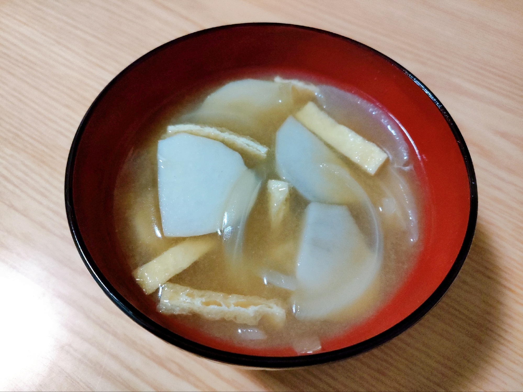 里芋と玉ねぎと油揚げの味噌汁