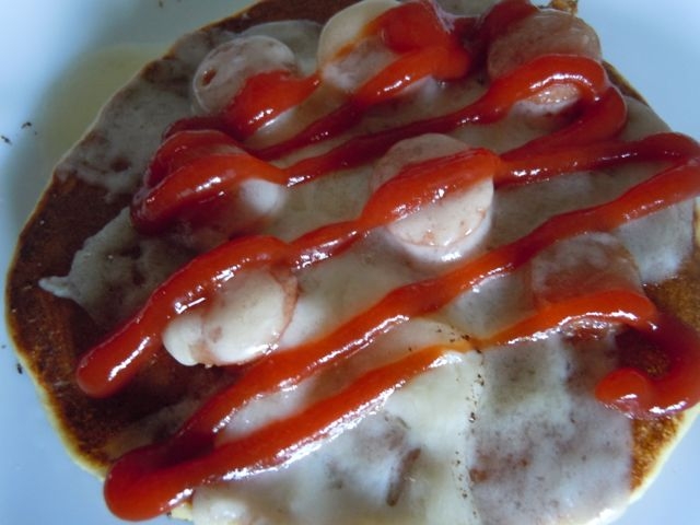 チーズとウインナーの大豆粉パンケーキ