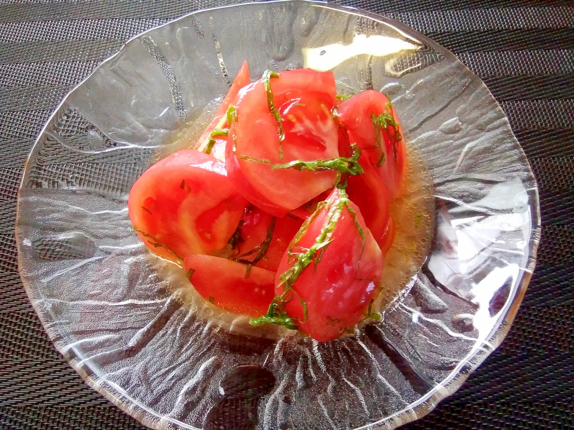 簡単エゴマドレッシングで冷やしトマト