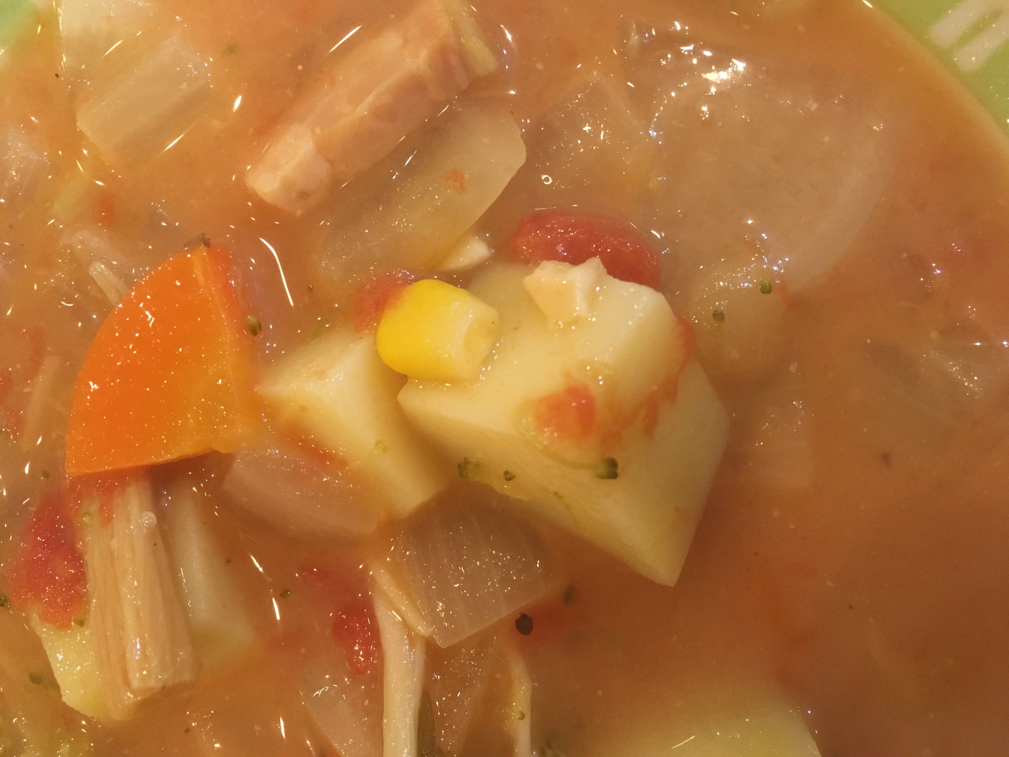 芋と玉葱と人参とコーンとベーコンのトマト味噌スープ