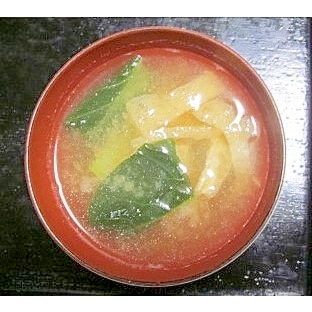 小松菜と油揚げの味噌汁（昆布だし・塩麹と生姜入り）