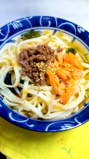 即席わかめスープで豚鮭そぼろうどん