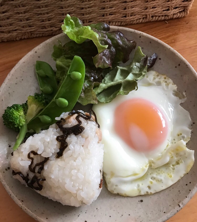 塩昆布ツナおむすびの朝ごはんプレート