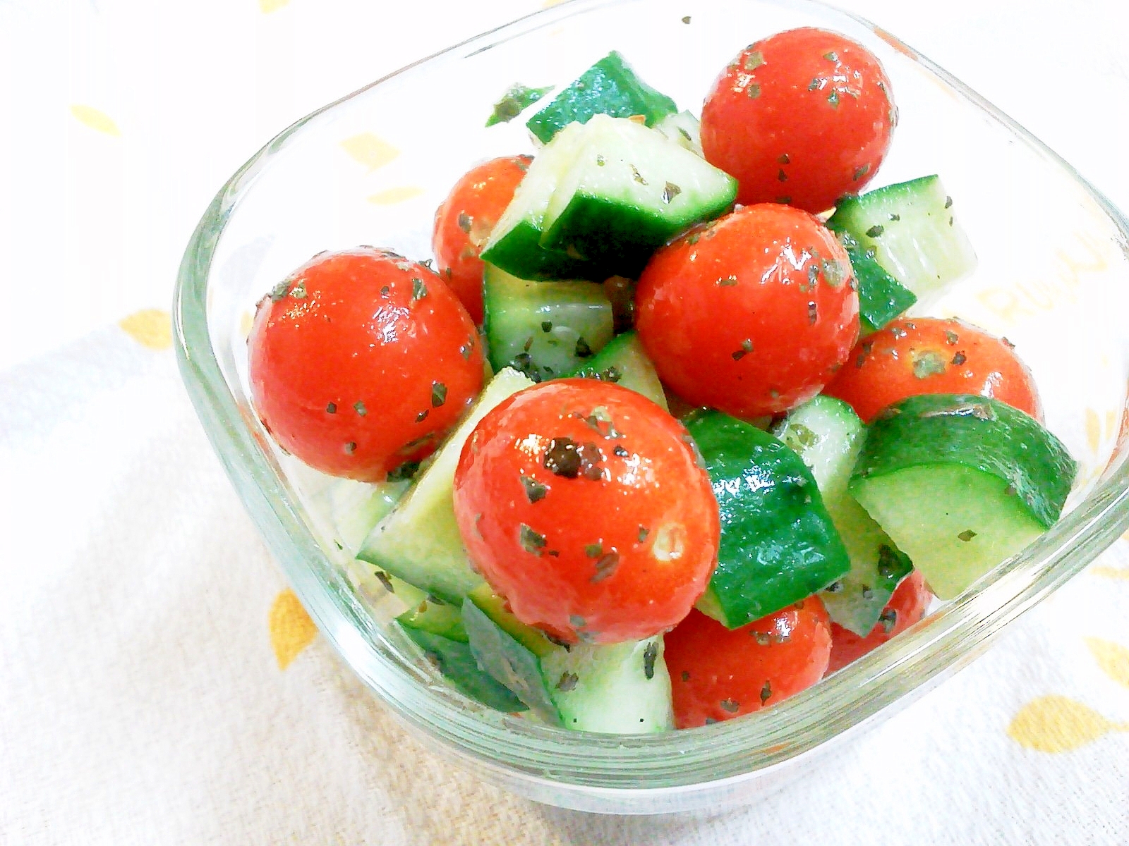 パクパク食べやすい 簡単トマトとキュウリのサラダ レシピ 作り方 By Aka Ru 楽天レシピ