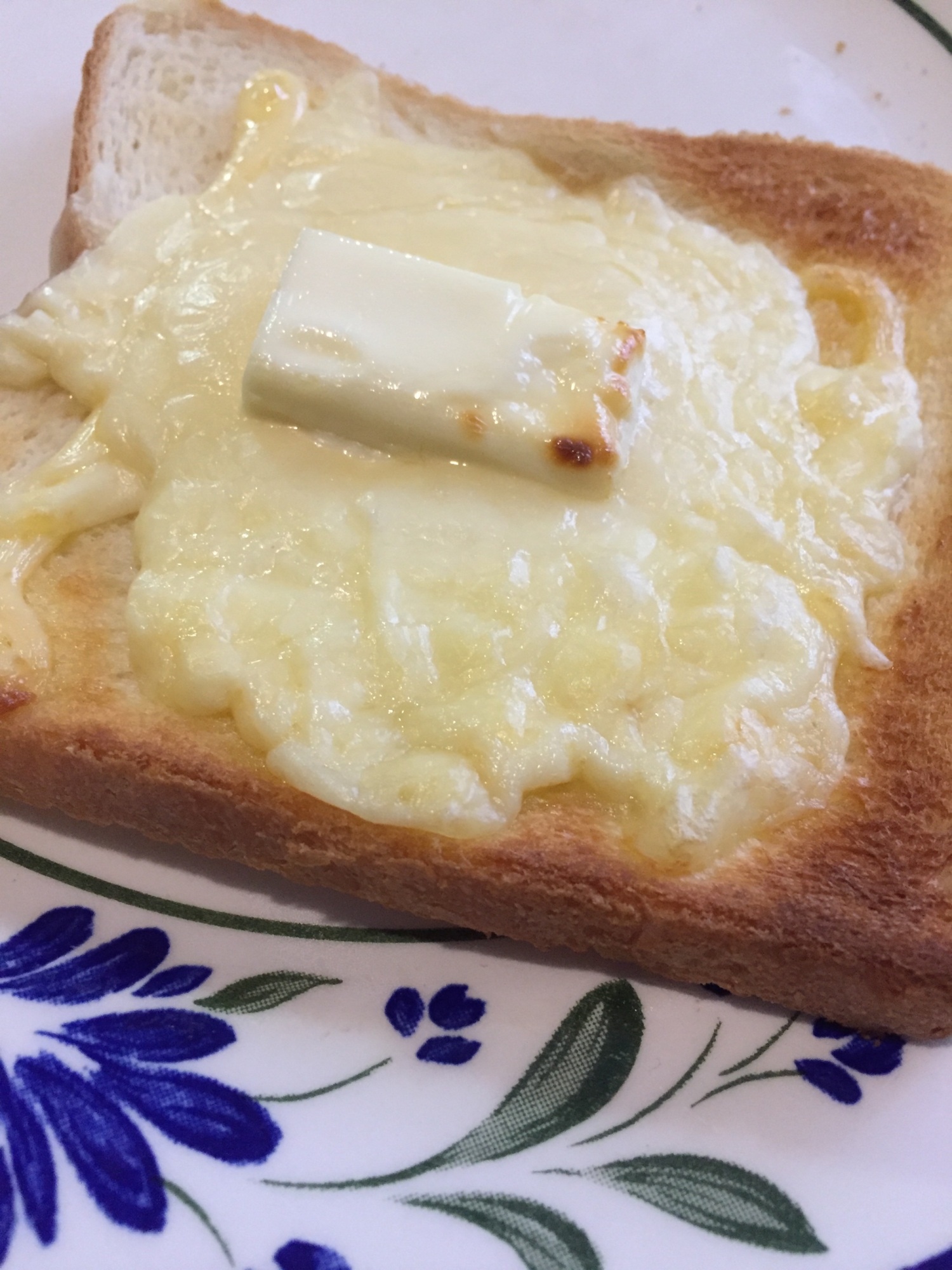 チーズチーズトースト