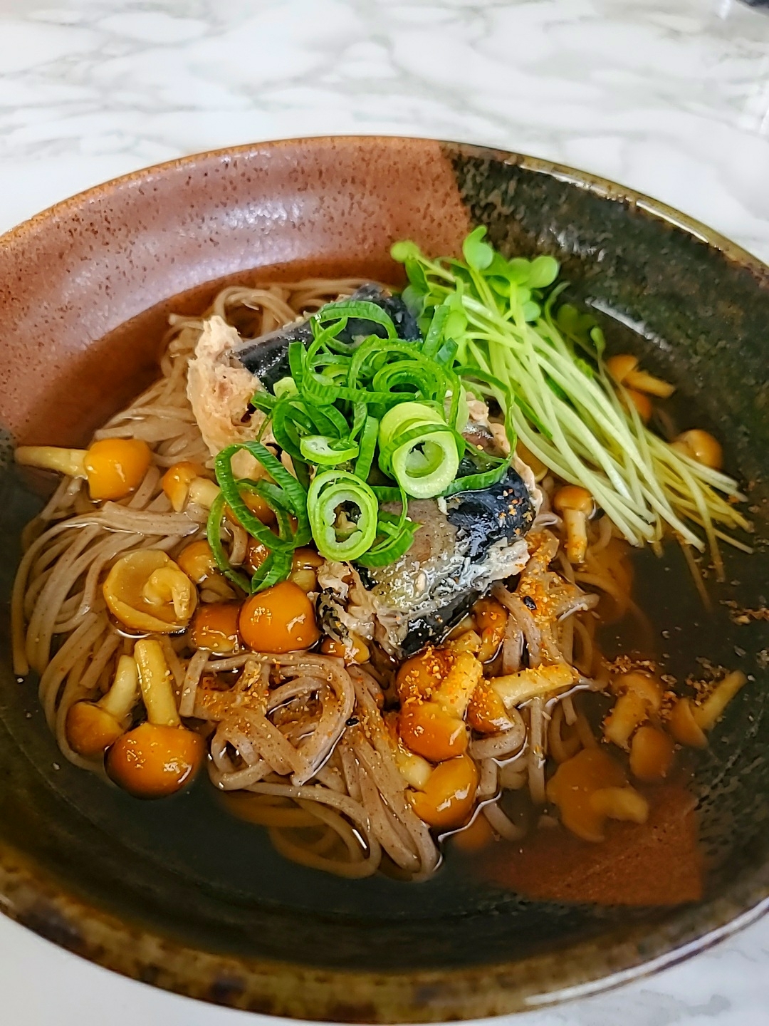 鯖缶なめこ蕎麦