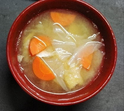 キャベツと油揚げと人参とネギのお味噌汁