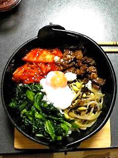 6. 鍋焼きうどん用の鍋で。石焼ビビンバ風