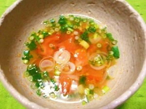 連日ハマってるレンチンスープ。今回は野菜室の葱の鮮度、美味しいうちに消費と思いW葱にて。程よいトマトの酸味もクセになりますね。ご馳走さまでした♪