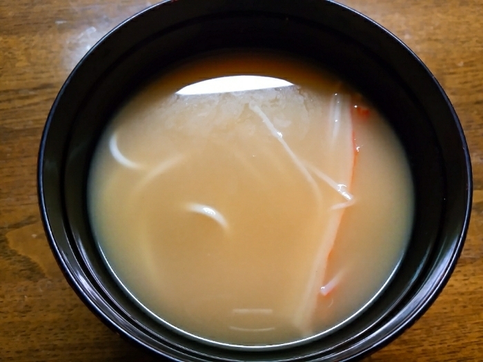 素麺とカニカマの味噌汁